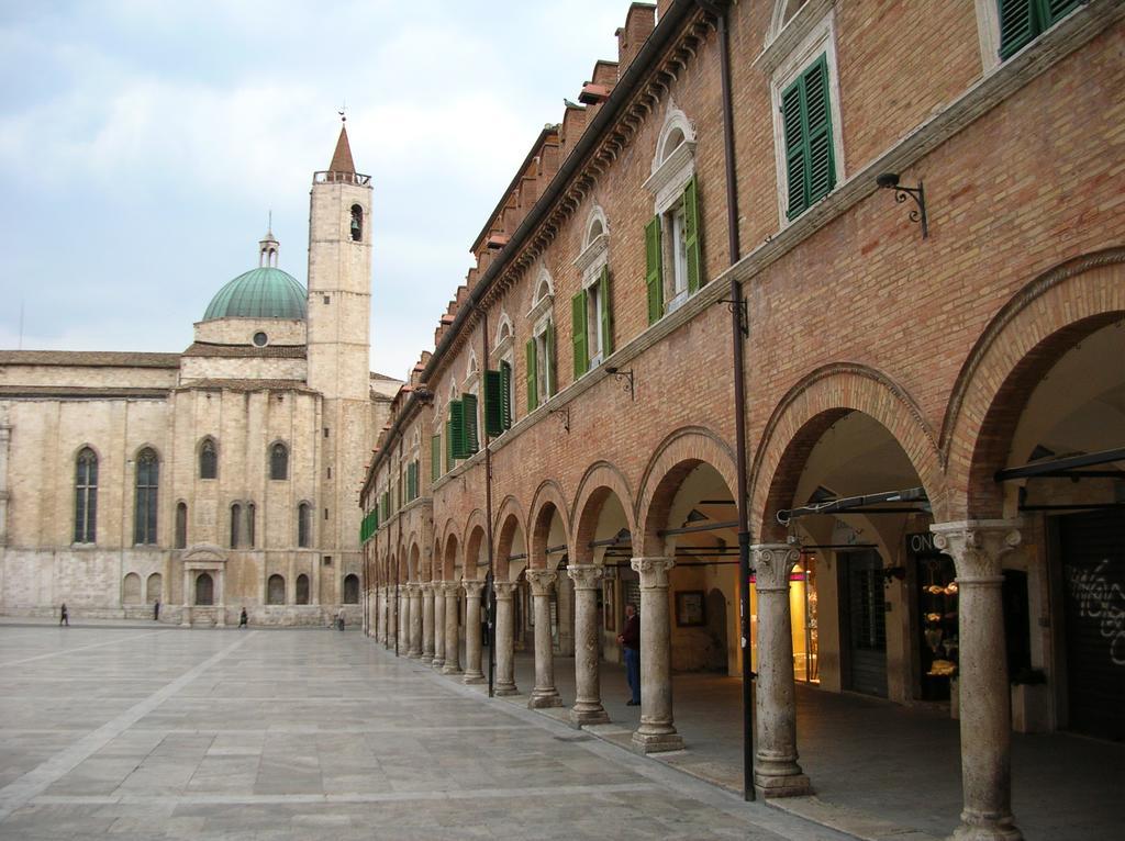 Dietro Piazza Ascoli Piceno Bagian luar foto